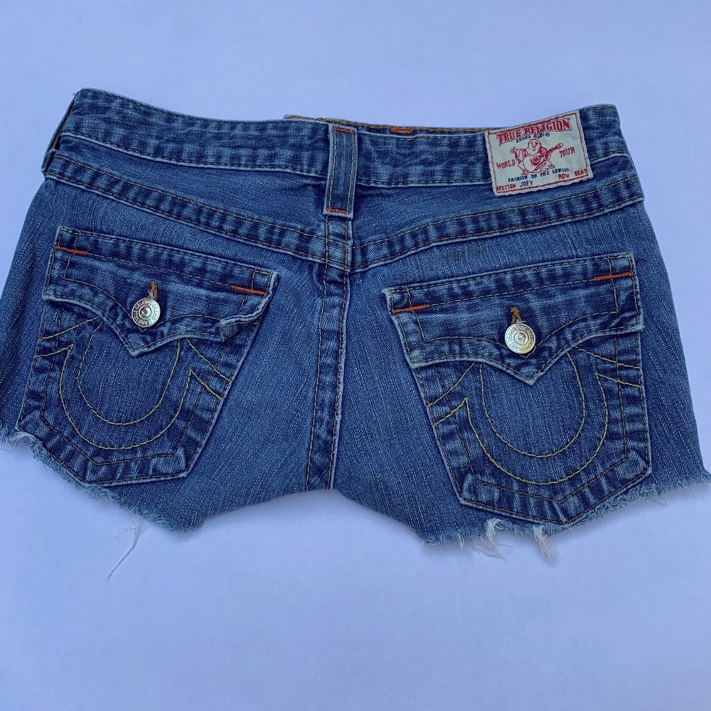 True Religion Joey  👖
Cut off jean shorts size 28